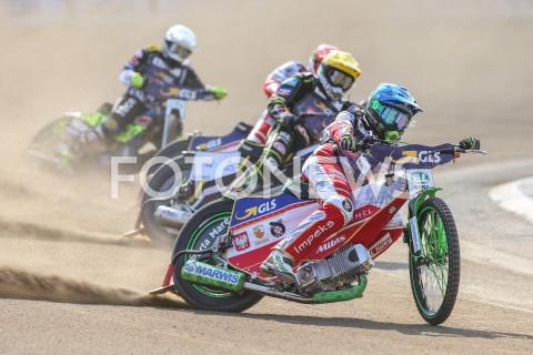  22.04.2019 RZESZOW <br />
ZUZEL SPEEDWAY ( STADION MIEJSKI W RZESZOWIE ) <br />
POLSKA - RESZTA SWIATA <br />
N/Z MARTIN VACULIK ( ZOLTY ) , ANTONIO LINDBAECK ( BIALY ) , PATRYK DUDEK ( NIEBIESKI ) <br />
 