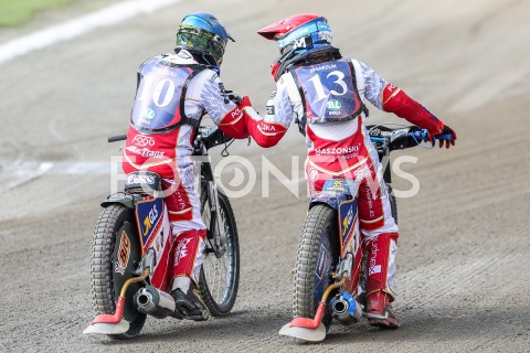  22.04.2019 RZESZOW <br />
ZUZEL SPEEDWAY ( STADION MIEJSKI W RZESZOWIE ) <br />
POLSKA - RESZTA SWIATA <br />
N/Z JANUSZ KOLODZIEJ ( NIEBIESKI ) BARTOSZ ZMARZLIK ( CZERWONY ) RADOSC WYGRANA ZWYCIESTWO EMOCJE PIATKA PIATKI  <br />
 