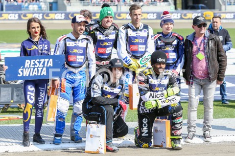  22.04.2019 RZESZOW <br />
ZUZEL SPEEDWAY ( STADION MIEJSKI W RZESZOWIE ) <br />
POLSKA - RESZTA SWIATA <br />
N/Z ZDJECIE GRUPOWE GRUPOWKA RESZTA SWIATA ZAWODNICY EMIL SAJFUTDINOW NIELS KRISTIAN IVERSEN MARTIN VACULIK ANTONIO LINDBAECK NICKI PEDERSEN GLEB CZUGUNOW <br />
 