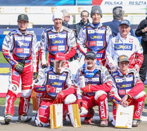  22.04.2019 RZESZOW <br />
ZUZEL SPEEDWAY ( STADION MIEJSKI W RZESZOWIE ) <br />
POLSKA - RESZTA SWIATA <br />
N/Z REPREZENTACJA POLSKI POLSKA NA ZUZLU PIOTR PAWLICKI JANUSZ KOLODIZEJ MACIEJ JANOWSKI PATRYK DUDEK BARTOSZ ZMARZLIK WIKTOR LAMPART TRENER MAREK CIESLAK ZDJECIE GRUPOWE GRUPOWKA GROUP PHOTO <br />
 