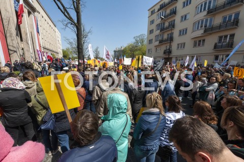  23.04.2019 WARSZAWA<br />
PROTEST NAUCZYCIELI POD MINISTERSTWEM EDUKACJI NARODOWEJ<br />
N/Z UCZESTNICY WYDARZENIA Z TRANSPARENTAMI<br />
 