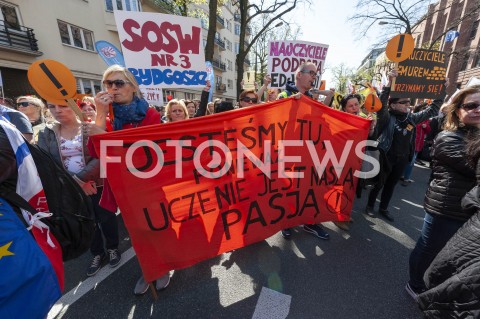  23.04.2019 WARSZAWA<br />
PROTEST NAUCZYCIELI POD MINISTERSTWEM EDUKACJI NARODOWEJ<br />
N/Z UCZESTNICY WYDARZENIA Z TRANSPARENTAMI JESTESMY TU PONIEWAZ UCZENIE JEST NASZA PASJA<br />
 