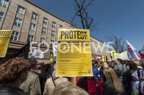  23.04.2019 WARSZAWA<br />
PROTEST NAUCZYCIELI POD MINISTERSTWEM EDUKACJI NARODOWEJ<br />
N/Z UCZESTNICY WYDARZENIA Z TRANSPARENTAMI PROTEST RODZICE PROSZE ZROZUMCIE NAS<br />
 