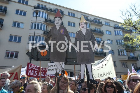  23.04.2019 WARSZAWA<br />
PROTEST NAUCZYCIELI POD MINISTERSTWEM EDUKACJI NARODOWEJ<br />
N/Z UCZESTNICY WYDARZENIA Z TRANSPARENTAMI ZALEWSKA SZYDLO<br />
 