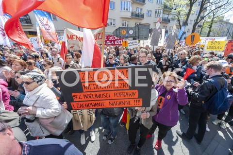  23.04.2019 WARSZAWA<br />
PROTEST NAUCZYCIELI POD MINISTERSTWEM EDUKACJI NARODOWEJ<br />
N/Z UCZESTNICY WYDARZENIA Z TRANSPARENTAMI ZALEWSKA NIEDOSTATECZNY BEZ MOZLIWOSCI POPRAWY I ZACHOWANIE NAGANNE<br />
 