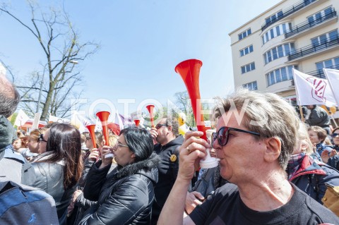  23.04.2019 WARSZAWA<br />
PROTEST NAUCZYCIELI POD MINISTERSTWEM EDUKACJI NARODOWEJ<br />
N/Z UCZESTNICY WYDARZENIA Z TRANSPARENTAMI WUWUZELE<br />
 
