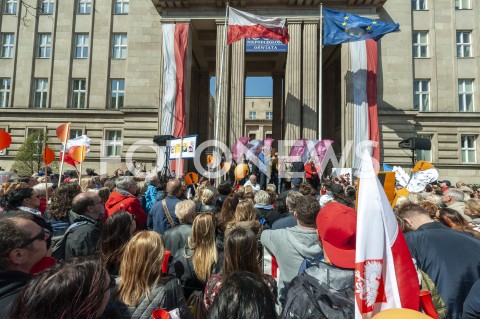  23.04.2019 WARSZAWA<br />
PROTEST NAUCZYCIELI POD MINISTERSTWEM EDUKACJI NARODOWEJ<br />
N/Z UCZESTNICY WYDARZENIA Z TRANSPARENTAMI NA TLE BUDYNKU MINISTERSTWA<br />
 