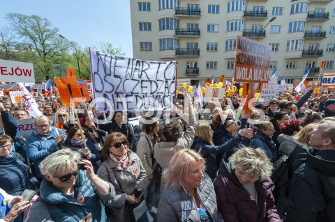  23.04.2019 WARSZAWA<br />
PROTEST NAUCZYCIELI POD MINISTERSTWEM EDUKACJI NARODOWEJ<br />
N/Z UCZESTNICY WYDARZENIA Z TRANSPARENTAMI NIE WARTO OSZCZEDZAC NA EDUKACJI<br />
 