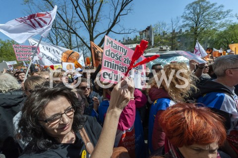  23.04.2019 WARSZAWA<br />
PROTEST NAUCZYCIELI POD MINISTERSTWEM EDUKACJI NARODOWEJ<br />
N/Z UCZESTNICY WYDARZENIA Z TRANSPARENTAMI MAMY DOSC<br />
 