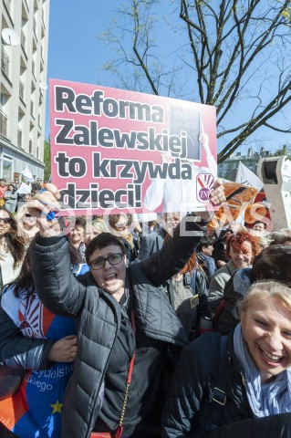  23.04.2019 WARSZAWA<br />
PROTEST NAUCZYCIELI POD MINISTERSTWEM EDUKACJI NARODOWEJ<br />
N/Z UCZESTNICY WYDARZENIA Z TRANSPARENTAMI REFORMA ZALEWSKIEJ DO KRZYWDA DZIECI<br />
 