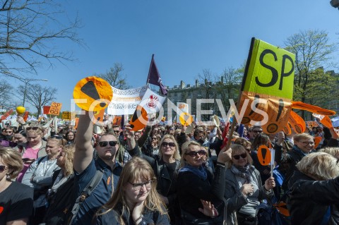  23.04.2019 WARSZAWA<br />
PROTEST NAUCZYCIELI POD MINISTERSTWEM EDUKACJI NARODOWEJ<br />
N/Z UCZESTNICY WYDARZENIA Z TRANSPARENTAMI<br />
 