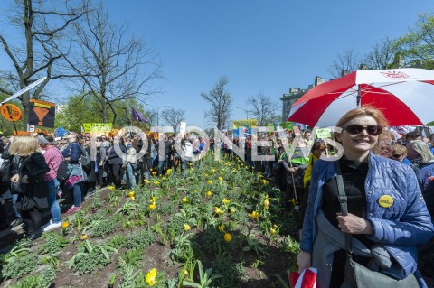  23.04.2019 WARSZAWA<br />
PROTEST NAUCZYCIELI POD MINISTERSTWEM EDUKACJI NARODOWEJ<br />
N/Z UCZESTNICY WYDARZENIA Z TRANSPARENTAMI PARASOL OPZZ<br />
 