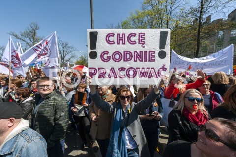  23.04.2019 WARSZAWA<br />
PROTEST NAUCZYCIELI POD MINISTERSTWEM EDUKACJI NARODOWEJ<br />
N/Z UCZESTNICY WYDARZENIA Z TRANSPARENTAMI CHCE GODNIE PRACOWAC<br />
 