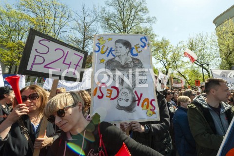  23.04.2019 WARSZAWA<br />
PROTEST NAUCZYCIELI POD MINISTERSTWEM EDUKACJI NARODOWEJ<br />
N/Z UCZESTNICY WYDARZENIA Z TRANSPARENTAMI SUKCES ZALEWSKA SZYDLO<br />
 