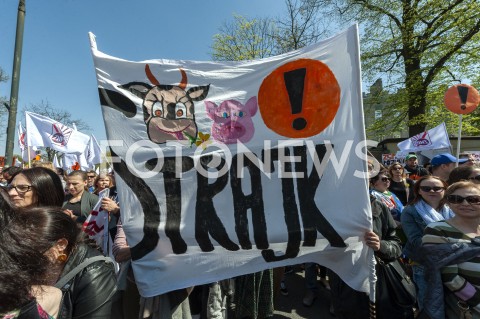  23.04.2019 WARSZAWA<br />
PROTEST NAUCZYCIELI POD MINISTERSTWEM EDUKACJI NARODOWEJ<br />
N/Z UCZESTNICY WYDARZENIA Z TRANSPARENTAMI STRAJK KROWA SWINIA WYKRZYKNIK<br />
 