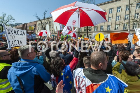  23.04.2019 WARSZAWA<br />
PROTEST NAUCZYCIELI POD MINISTERSTWEM EDUKACJI NARODOWEJ<br />
N/Z UCZESTNICY WYDARZENIA Z TRANSPARENTAMI PARASOL OPZZ<br />
 