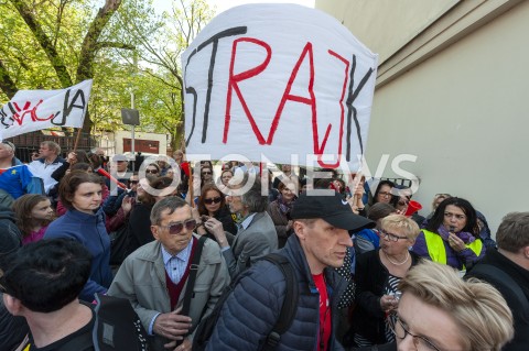  23.04.2019 WARSZAWA<br />
PROTEST NAUCZYCIELI POD MINISTERSTWEM EDUKACJI NARODOWEJ<br />
N/Z UCZESTNICY WYDARZENIA Z TRANSPARENTAMI STRAJK MAREK KOSSAKOWSKI<br />
 