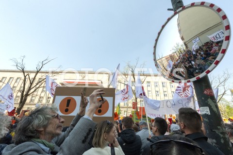  23.04.2019 WARSZAWA<br />
PROTEST NAUCZYCIELI POD MINISTERSTWEM EDUKACJI NARODOWEJ<br />
N/Z UCZESTNICY WYDARZENIA Z TRANSPARENTAMI MAREK KOSSAKOWSKI<br />
 