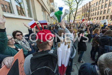  23.04.2019 WARSZAWA<br />
PROTEST NAUCZYCIELI POD MINISTERSTWEM EDUKACJI NARODOWEJ<br />
N/Z UCZESTNICY WYDARZENIA Z TRANSPARENTAMI SPRZEDAWCA WUWUZELI FLAG<br />
 