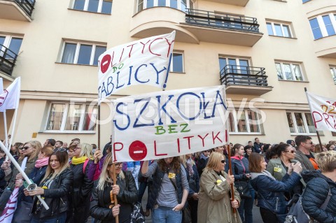 23.04.2019 WARSZAWA<br />
PROTEST NAUCZYCIELI POD MINISTERSTWEM EDUKACJI NARODOWEJ<br />
N/Z UCZESTNICY WYDARZENIA Z TRANSPARENTAMI SZKOLA BEZ POLITYKI POLITYCY DO TABLICY<br />
 