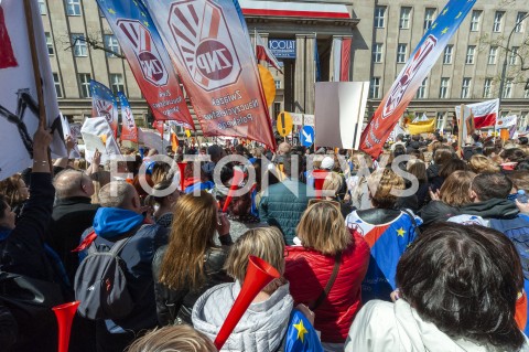  23.04.2019 WARSZAWA<br />
PROTEST NAUCZYCIELI POD MINISTERSTWEM EDUKACJI NARODOWEJ<br />
N/Z UCZESTNICY WYDARZENIA Z TRANSPARENTAMI NA TLE BUDYNKU MINISTERSTWA<br />
 