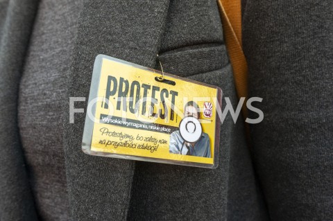  23.04.2019 WARSZAWA<br />
PROTEST NAUCZYCIELI POD MINISTERSTWEM EDUKACJI NARODOWEJ<br />
N/Z UCZESTNICY WYDARZENIA Z TRANSPARENTAMI TABLICZKA PROTEST PRZYPIETA AGRAFKA<br />
 