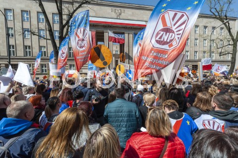 Protest nauczycieli przed Ministerstwem Edukacji Narodowej w Warszawie