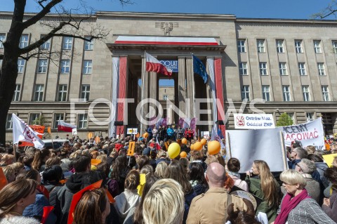  23.04.2019 WARSZAWA<br />
PROTEST NAUCZYCIELI POD MINISTERSTWEM EDUKACJI NARODOWEJ<br />
N/Z UCZESTNICY WYDARZENIA Z TRANSPARENTAMI NA TLE BUDYNKU MINISTERSTWA<br />
 