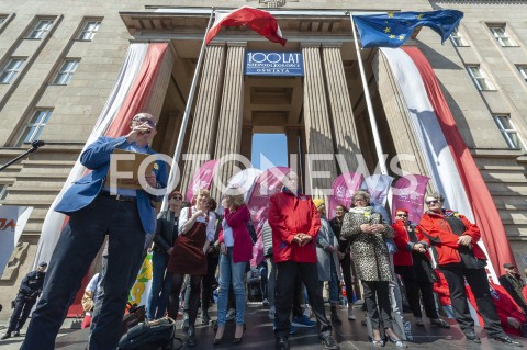  23.04.2019 WARSZAWA<br />
PROTEST NAUCZYCIELI POD MINISTERSTWEM EDUKACJI NARODOWEJ<br />
N/Z JAN GUZ OPZZ ORGANIZATORZY UCZESTNICY WYDARZENIA Z TRANSPARENTAMI<br />
 