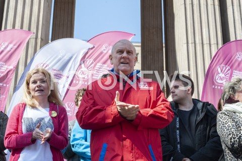  23.04.2019 WARSZAWA<br />
PROTEST NAUCZYCIELI POD MINISTERSTWEM EDUKACJI NARODOWEJ<br />
N/Z JAN GUZ OPZZ ORGANIZATORZY UCZESTNICY WYDARZENIA Z TRANSPARENTAMI<br />
 