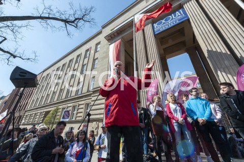  23.04.2019 WARSZAWA<br />
PROTEST NAUCZYCIELI POD MINISTERSTWEM EDUKACJI NARODOWEJ<br />
N/Z JAN GUZ OPZZ ORGANIZATORZY UCZESTNICY WYDARZENIA Z TRANSPARENTAMI<br />
 