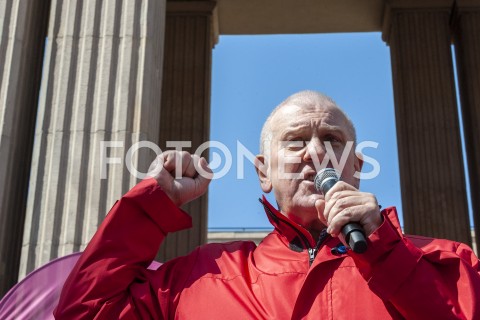  23.04.2019 WARSZAWA<br />
PROTEST NAUCZYCIELI POD MINISTERSTWEM EDUKACJI NARODOWEJ<br />
N/Z JAN GUZ OPZZ ORGANIZATORZY UCZESTNICY WYDARZENIA Z TRANSPARENTAMI<br />
 