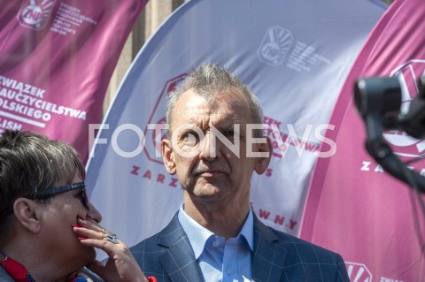  23.04.2019 WARSZAWA<br />
PROTEST NAUCZYCIELI POD MINISTERSTWEM EDUKACJI NARODOWEJ<br />
N/Z SLAWOMIR BRONIARZ ZNP<br />
 
