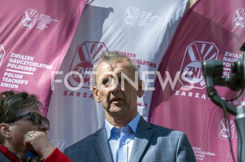  23.04.2019 WARSZAWA<br />
PROTEST NAUCZYCIELI POD MINISTERSTWEM EDUKACJI NARODOWEJ<br />
N/Z SLAWOMIR BRONIARZ ZNP<br />
 
