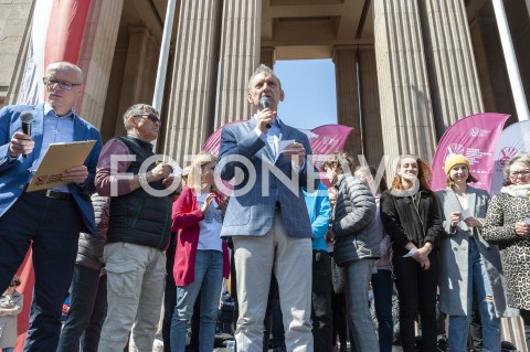  23.04.2019 WARSZAWA<br />
PROTEST NAUCZYCIELI POD MINISTERSTWEM EDUKACJI NARODOWEJ<br />
N/Z SLAWOMIR BRONIARZ ZNP UCZESTNICY WYDARZENIA Z TRANSPARENTAMI<br />
 