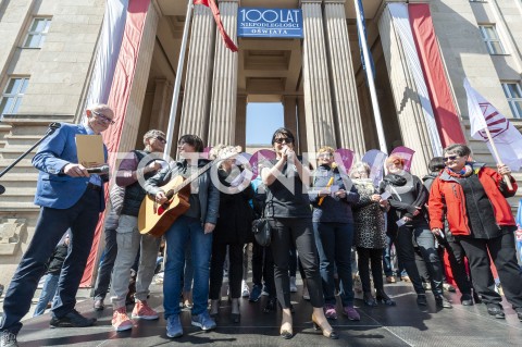  23.04.2019 WARSZAWA<br />
PROTEST NAUCZYCIELI POD MINISTERSTWEM EDUKACJI NARODOWEJ<br />
N/Z UCZESTNICY WYDARZENIA Z TRANSPARENTAMI I GITARA<br />
 