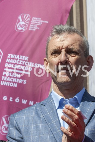  23.04.2019 WARSZAWA<br />
PROTEST NAUCZYCIELI POD MINISTERSTWEM EDUKACJI NARODOWEJ<br />
N/Z SLAWOMIR BRONIARZ ZNP<br />
 