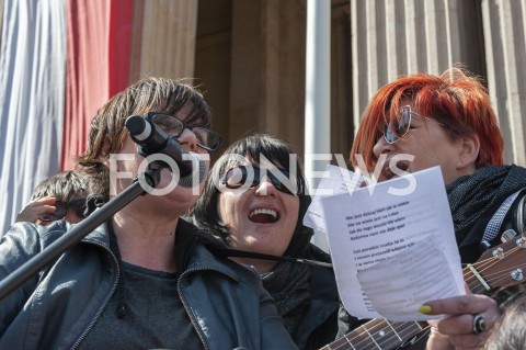  23.04.2019 WARSZAWA<br />
PROTEST NAUCZYCIELI POD MINISTERSTWEM EDUKACJI NARODOWEJ<br />
N/Z UCZESTNICY WYDARZENIA SPIEWAJACY PIOSENKE<br />
 