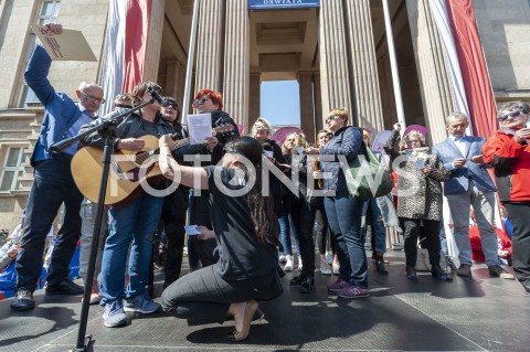  23.04.2019 WARSZAWA<br />
PROTEST NAUCZYCIELI POD MINISTERSTWEM EDUKACJI NARODOWEJ<br />
N/Z UCZESTNICY WYDARZENIA SPIEWAJACY PIOSENKE SLAWOMIR BRONIARZ<br />
 