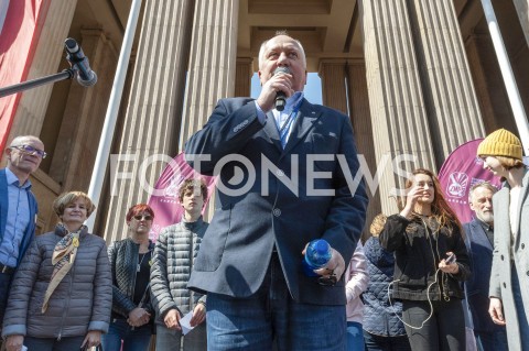  23.04.2019 WARSZAWA<br />
PROTEST NAUCZYCIELI POD MINISTERSTWEM EDUKACJI NARODOWEJ<br />
N/Z GRZEGORZ GRUCHLIK UCZESTNICY WYDARZENIA Z TRANSPARENTAMI<br />
 