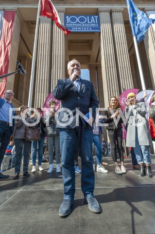  23.04.2019 WARSZAWA<br />
PROTEST NAUCZYCIELI POD MINISTERSTWEM EDUKACJI NARODOWEJ<br />
N/Z GRZEGORZ GRUCHLIK UCZESTNICY WYDARZENIA Z TRANSPARENTAMI<br />
 