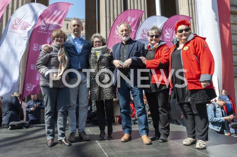  23.04.2019 WARSZAWA<br />
PROTEST NAUCZYCIELI POD MINISTERSTWEM EDUKACJI NARODOWEJ<br />
N/Z SLAWOMIR BRONIARZ ORGANIZATORZY UCZESTNICY WYDARZENIA Z TRANSPARENTAMI<br />
 