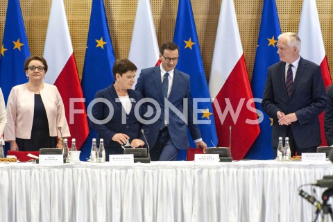  26.04.2019 WARSZAWA<br />
OKRAGLY STOL EDUKACYJNY NA STADIONIE NARODOWYM W WARSZAWIE<br />
N/Z PREMIER MATEUSZ MORAWIECKI BEATA SZYDLO JAROSLAW GOWIN ANNA ZALEWSKA<br />
 