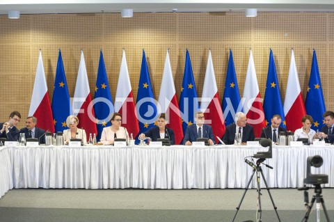  26.04.2019 WARSZAWA<br />
OKRAGLY STOL EDUKACYJNY NA STADIONIE NARODOWYM W WARSZAWIE<br />
N/Z PREMIER MATEUSZ MORAWIECKI MARZENA MACHALEK ANNA ZALEWSKA BEATA SZYDLO PAWEL MUCHA JAROSLAW GOWIN<br />
 
