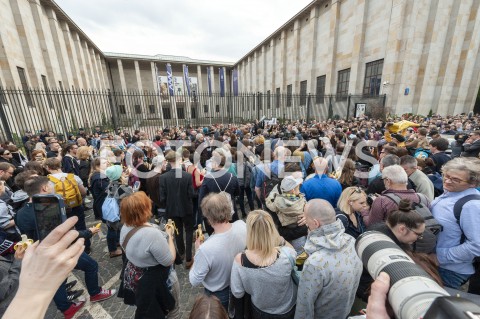  29.04.2019 WARSZAWA<br />
JEDZENIE BANANOW PRZED MUZEUM NARODOWYM<br />
BANANOWY PROTEST PRZECIWKO CENZURZE<br />
N/Z UCZESTNICY WYDARZENIA<br />
 