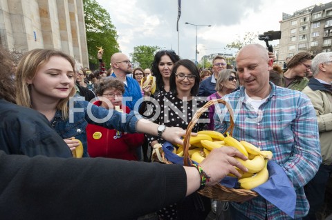  29.04.2019 WARSZAWA<br />
JEDZENIE BANANOW PRZED MUZEUM NARODOWYM<br />
BANANOWY PROTEST PRZECIWKO CENZURZE<br />
N/Z UCZESTNICY WYDARZENIA KAMILA GASIUK PIHOWICZ<br />
 