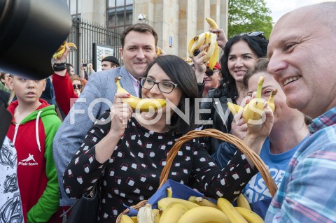  29.04.2019 WARSZAWA<br />
JEDZENIE BANANOW PRZED MUZEUM NARODOWYM<br />
BANANOWY PROTEST PRZECIWKO CENZURZE<br />
N/Z UCZESTNICY WYDARZENIA KAMILA GASIUK PIHOWICZ<br />
 