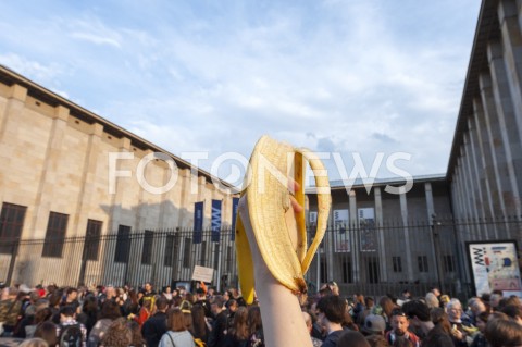 Bananowy protest przeciwko cenzurze przed Muzeum Narodowym w Warszawie