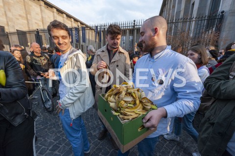 29.04.2019 WARSZAWA<br />
JEDZENIE BANANOW PRZED MUZEUM NARODOWYM<br />
BANANOWY PROTEST PRZECIWKO CENZURZE<br />
N/Z UCZESTNICY WYDARZENIA SKORKI SKORA BANANOW SPRZATANIE ODPADKI<br />
 