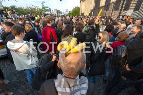  29.04.2019 WARSZAWA<br />
JEDZENIE BANANOW PRZED MUZEUM NARODOWYM<br />
BANANOWY PROTEST PRZECIWKO CENZURZE<br />
N/Z UCZESTNICY WYDARZENIA<br />
 